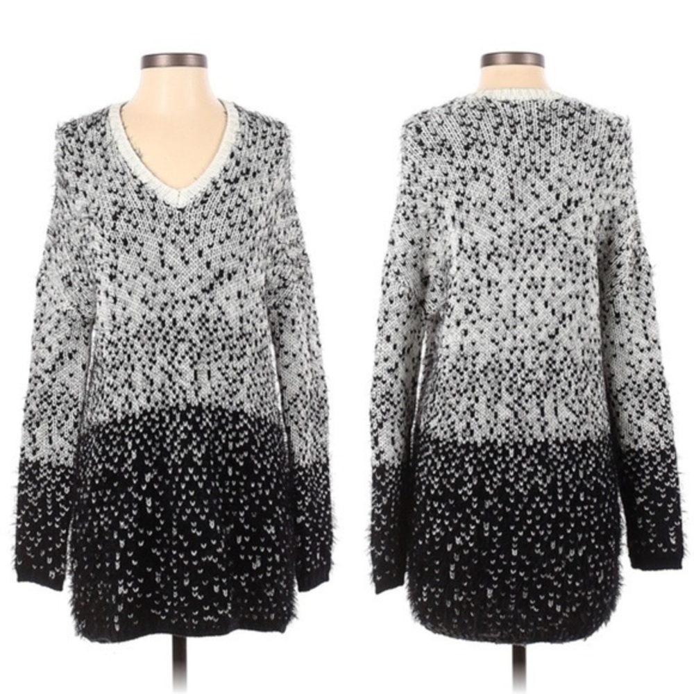 Trouve Black and Gray V-Neck Sweater